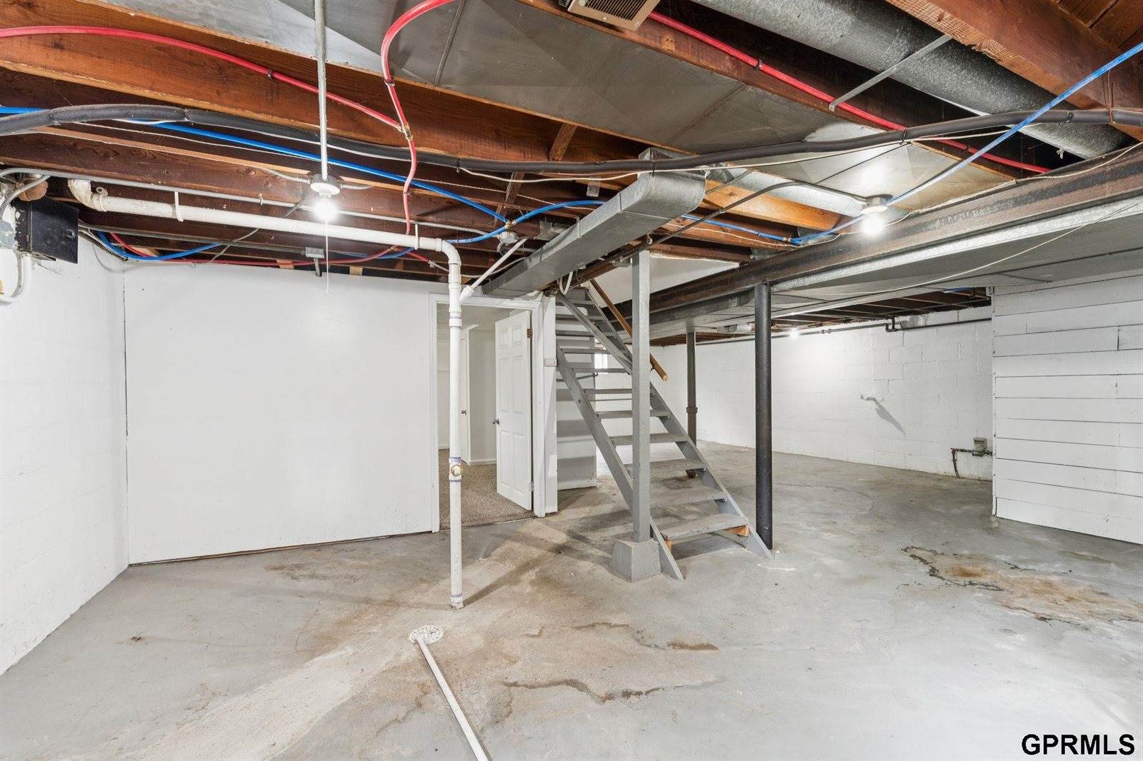 2859 Iowa Street, Omaha, NE 68112