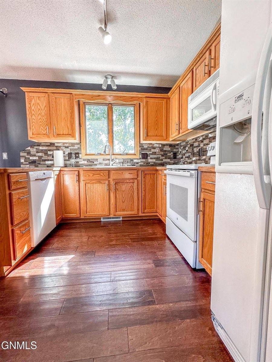 931 Breton Drive, Bismarck, ND 58503