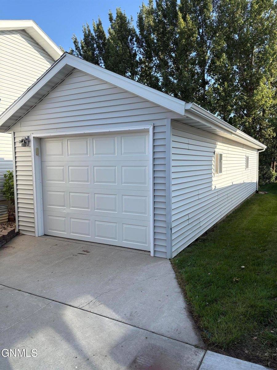 931 Breton Drive, Bismarck, ND 58503