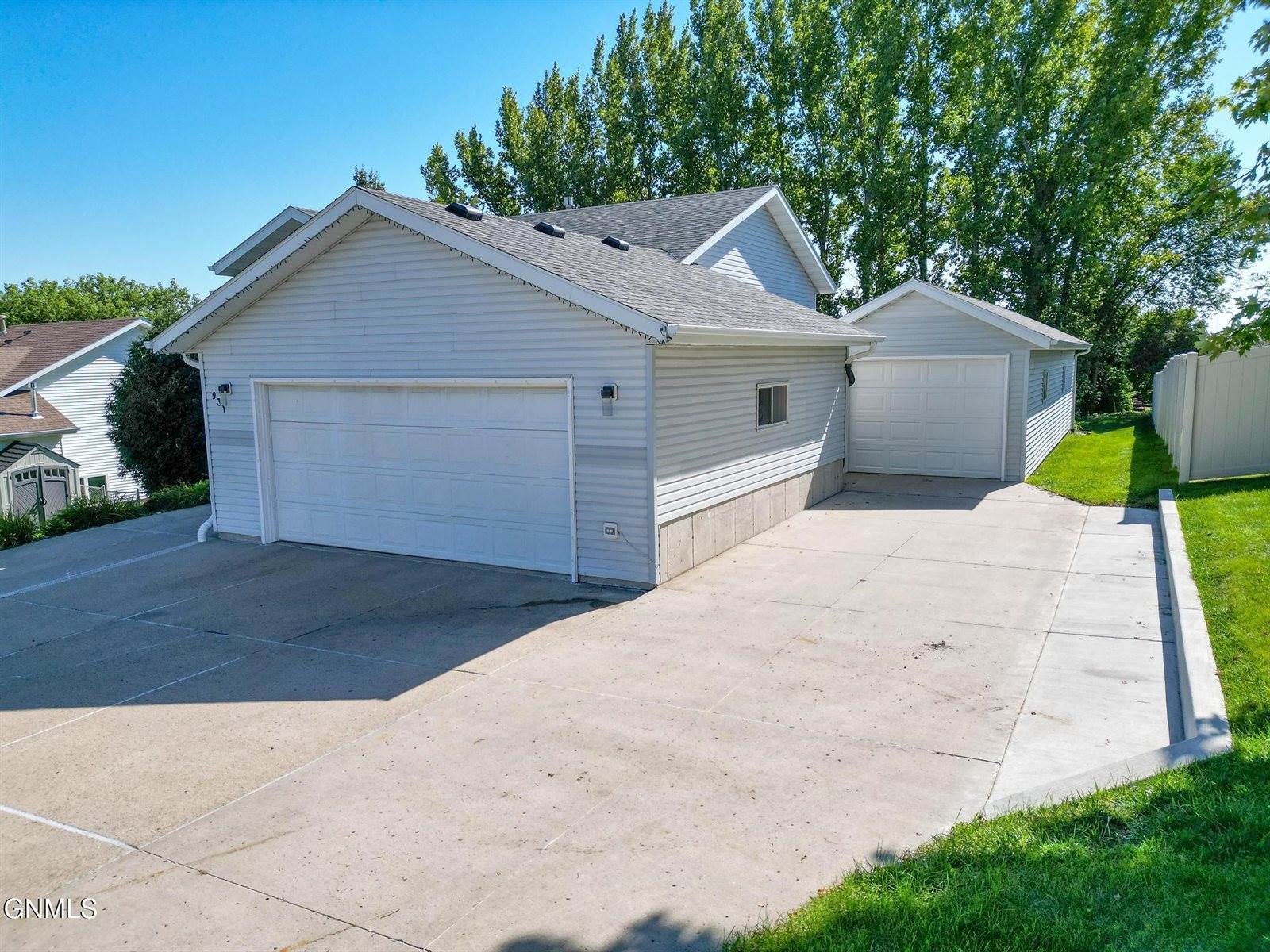 931 Breton Drive, Bismarck, ND 58503
