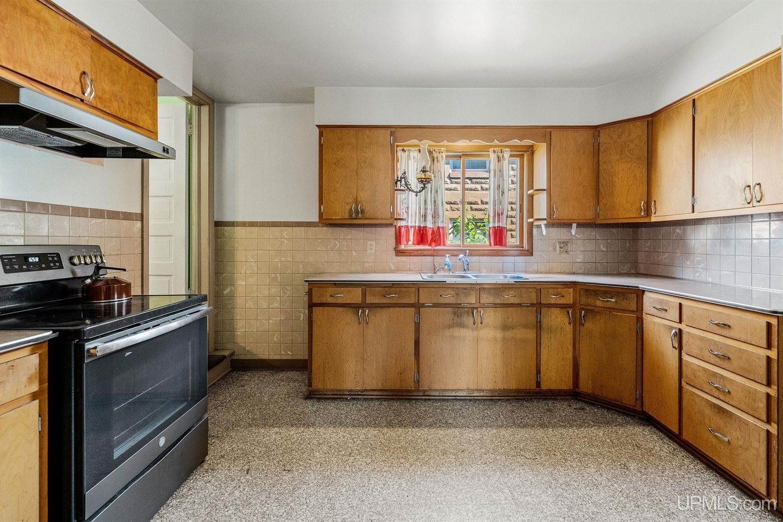 400 E Hewitt Avenue, Marquette, MI 49855