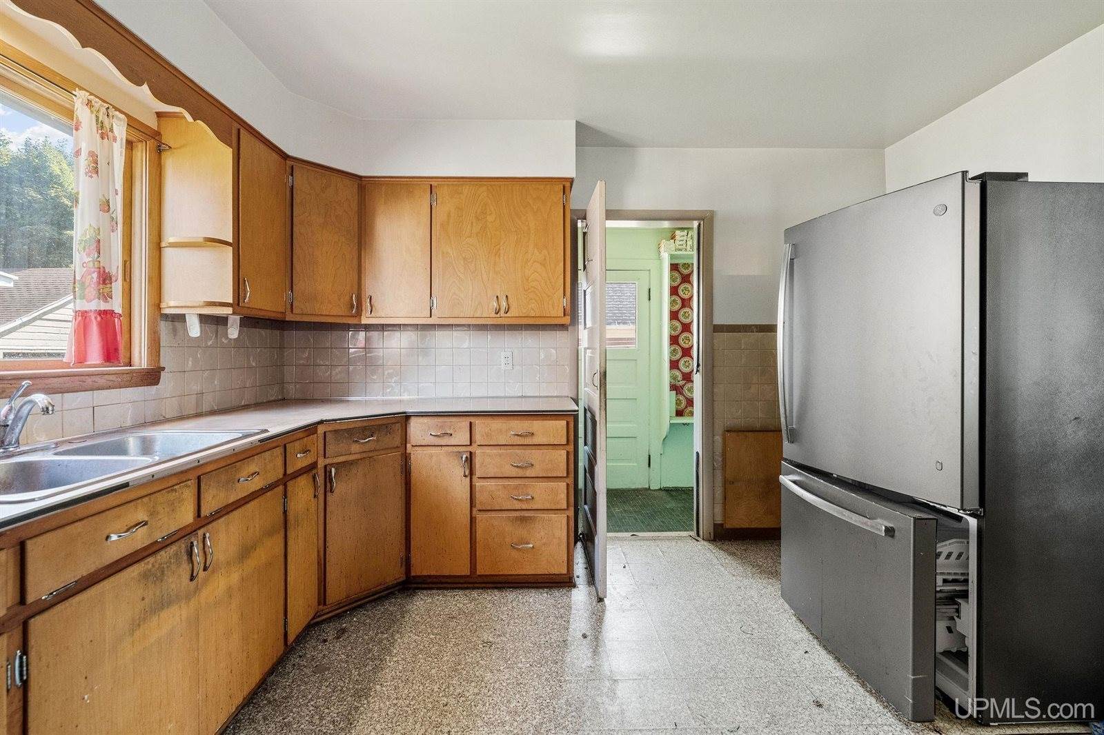 400 E Hewitt Avenue, Marquette, MI 49855