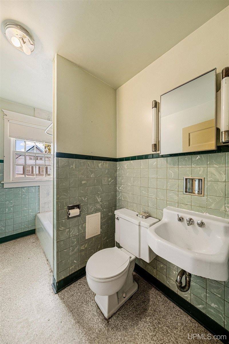 400 E Hewitt Avenue, Marquette, MI 49855