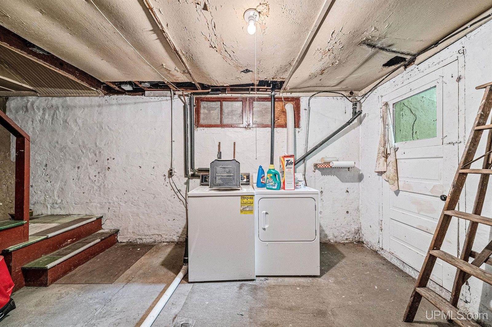 400 E Hewitt Avenue, Marquette, MI 49855