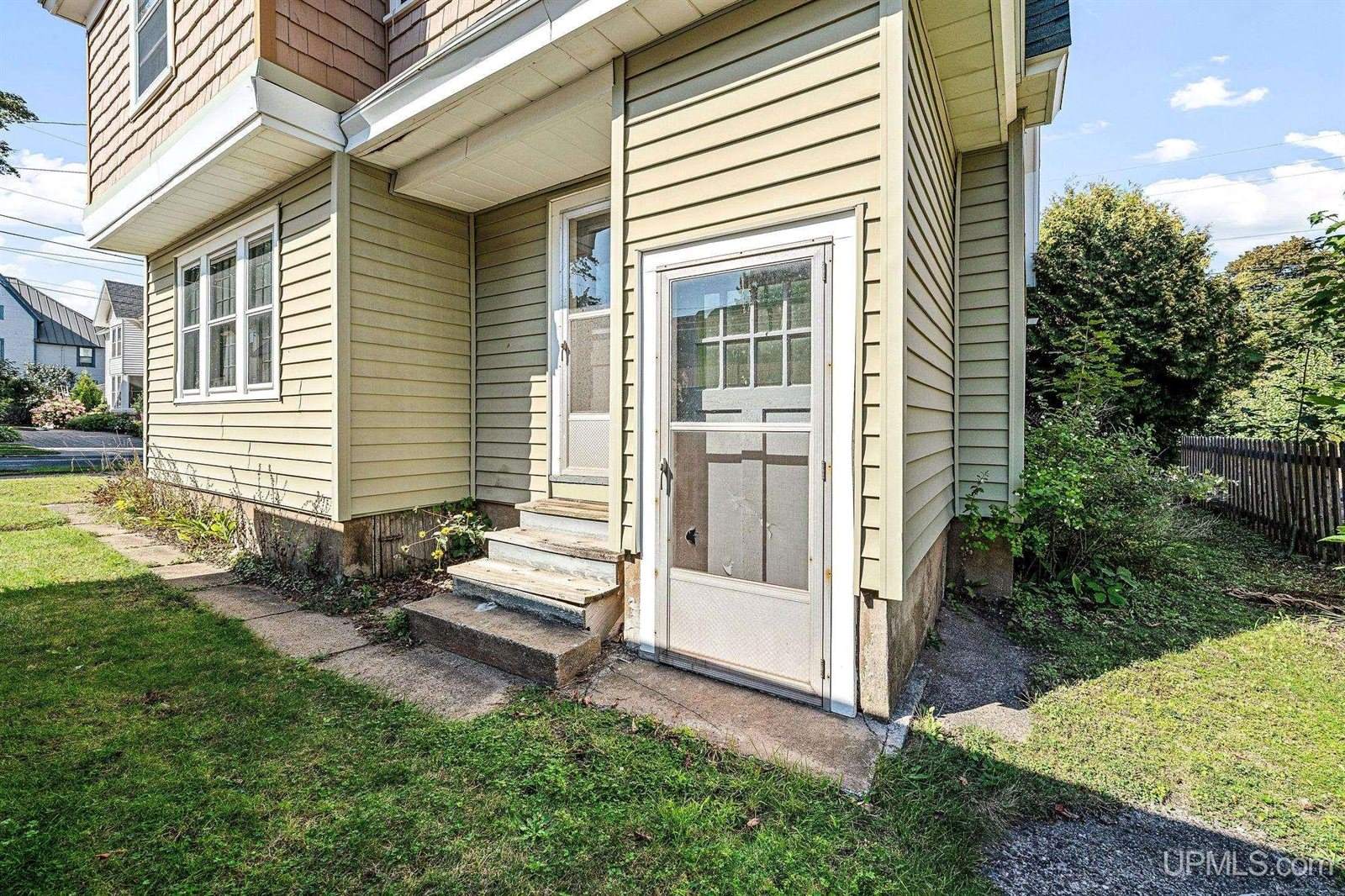 400 E Hewitt Avenue, Marquette, MI 49855