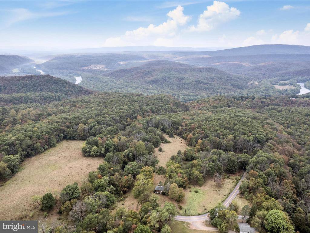 914 Plains Road, Paw Paw, WV 25434