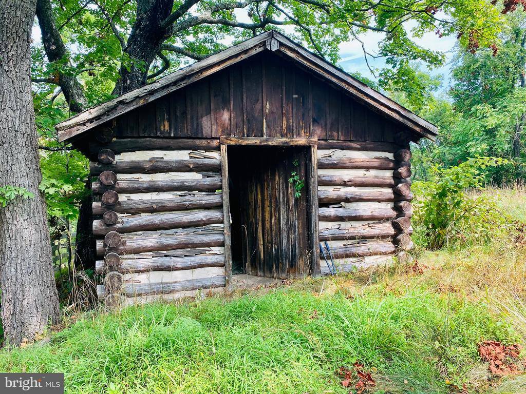 914 Plains Road, Paw Paw, WV 25434