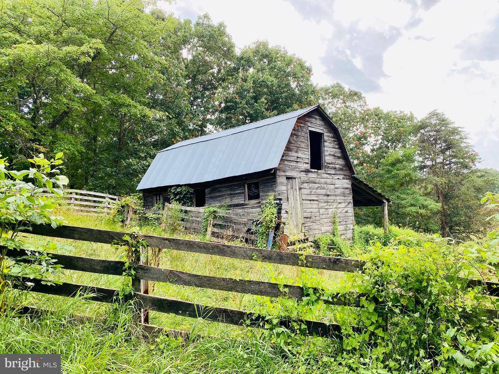 914 Plains Road, Paw Paw, WV 25434