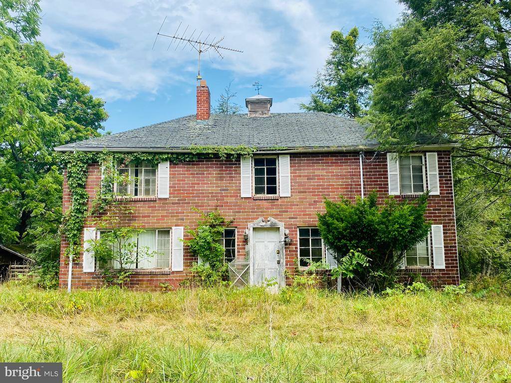 914 Plains Road, Paw Paw, WV 25434