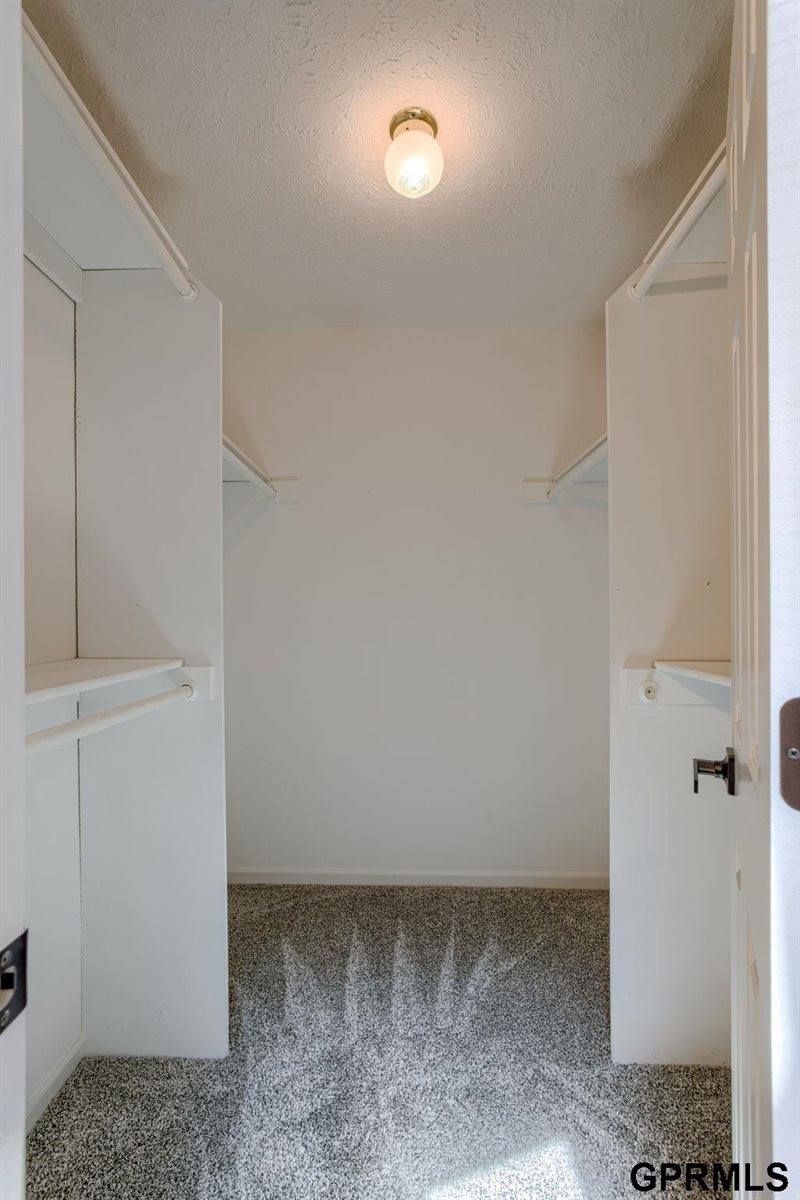 15747 Charles Street, Omaha, NE 68118