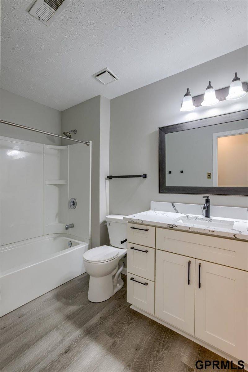 15747 Charles Street, Omaha, NE 68118