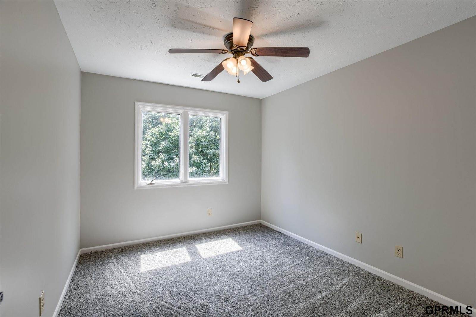 15747 Charles Street, Omaha, NE 68118