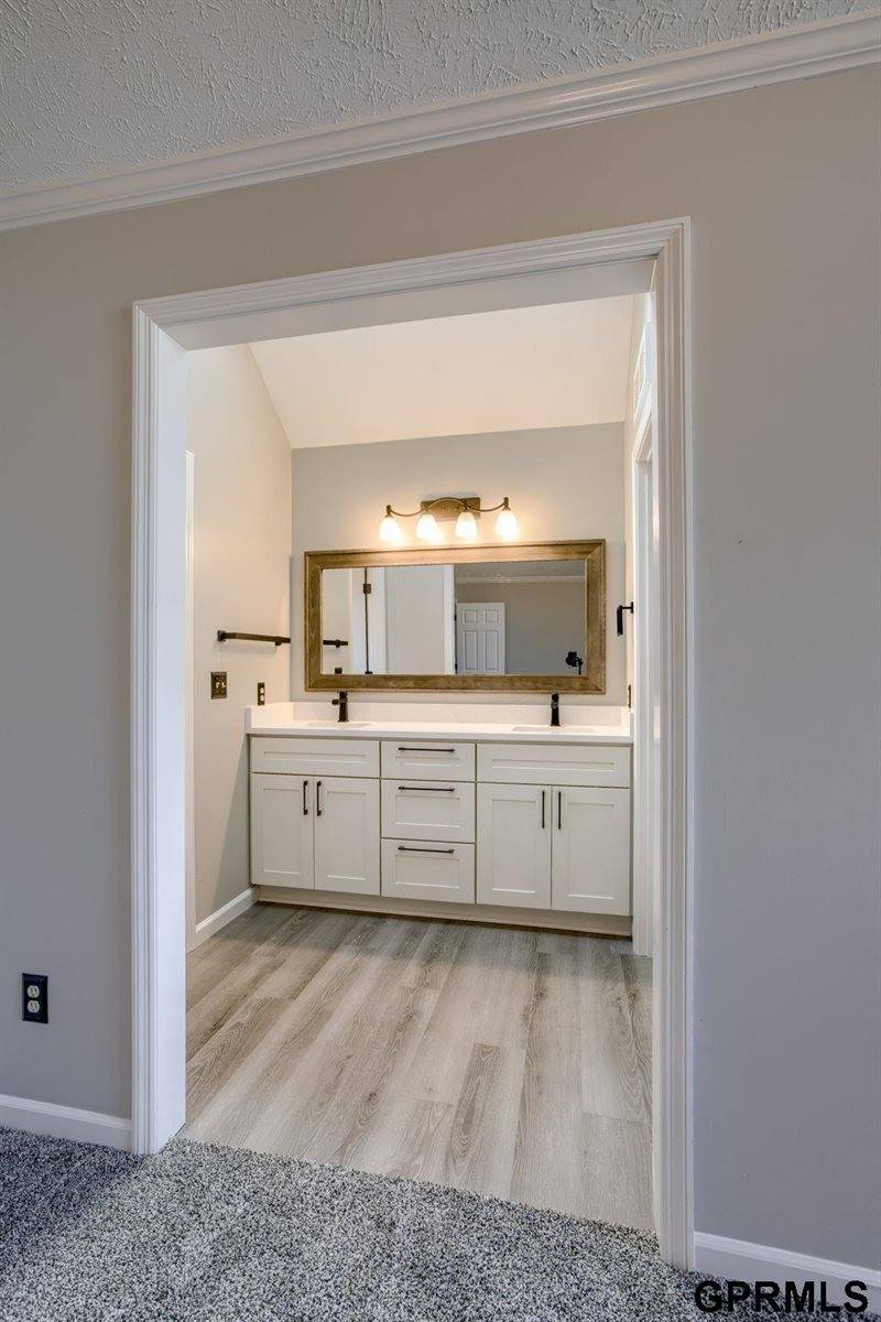 15747 Charles Street, Omaha, NE 68118