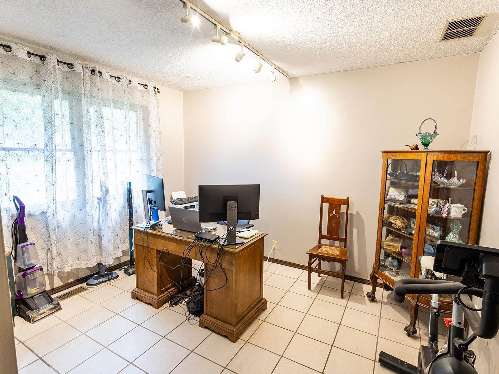 5 Autumn Rd, Arkansas City, KS 67005