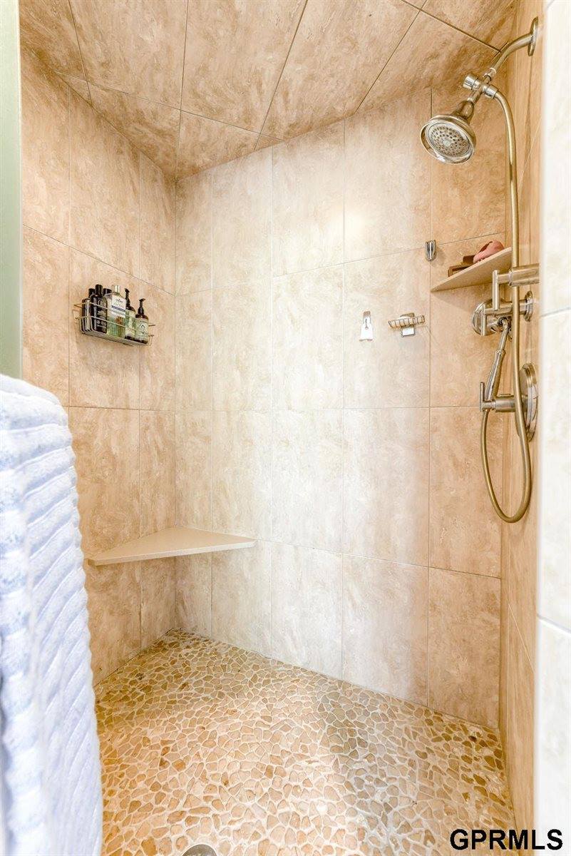 12261 Bobwhite Road, Gretna, NE 68028