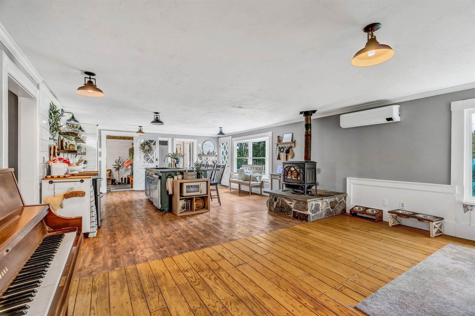 156 Old Bangor Road, Newport, ME 04953