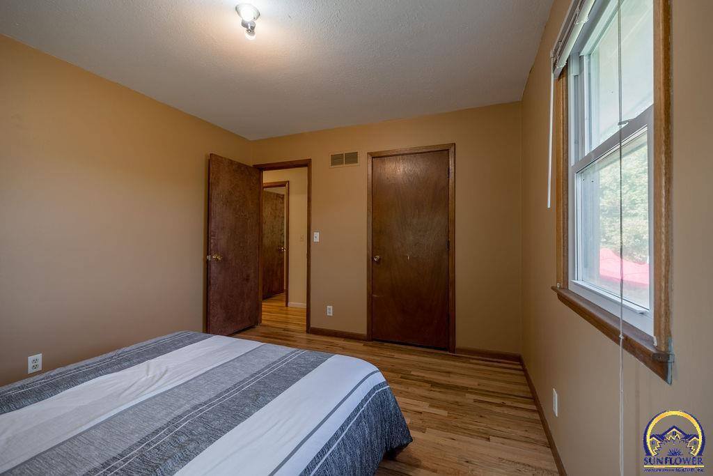 1512 SW 29th TER, Topeka, KS 66611