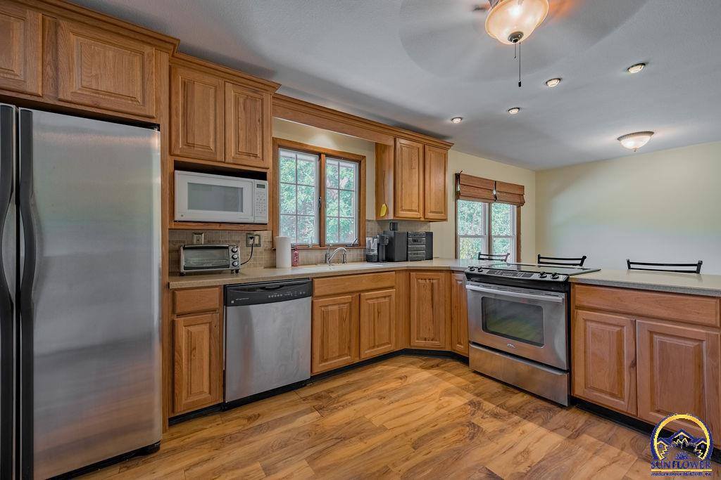 1512 SW 29th TER, Topeka, KS 66611