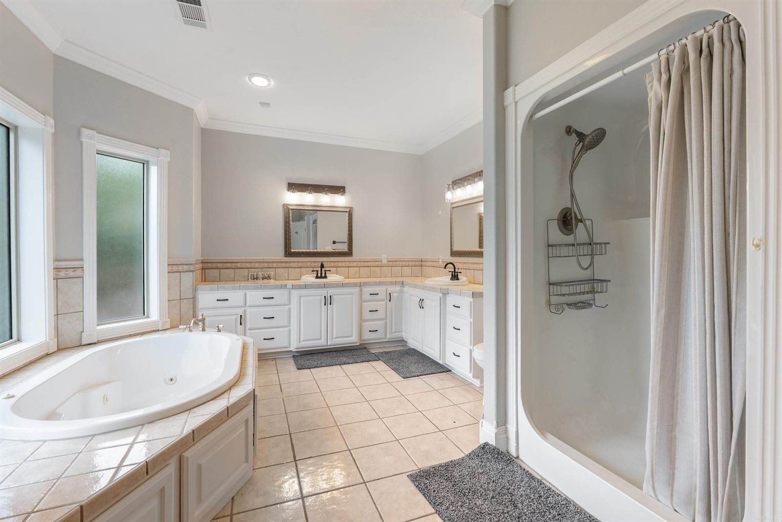 100 Plantation Ln, Batesville, AR 72501