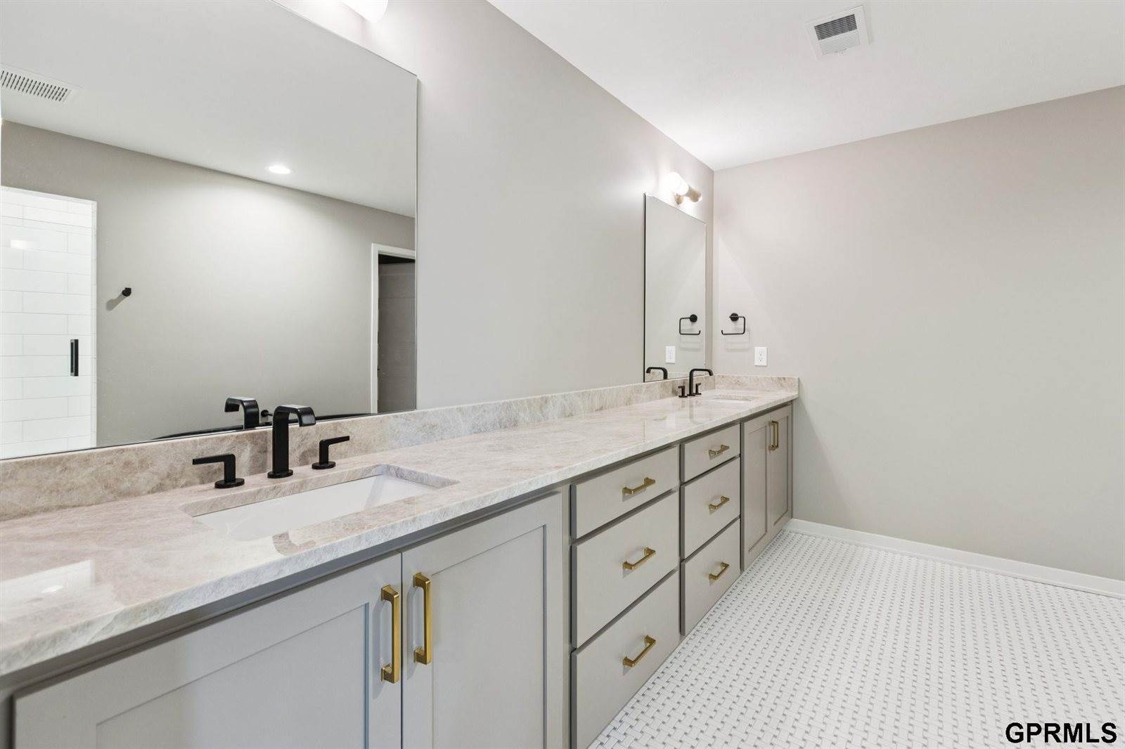 21150 Hartman Avenue, Elkhorn, NE 68022