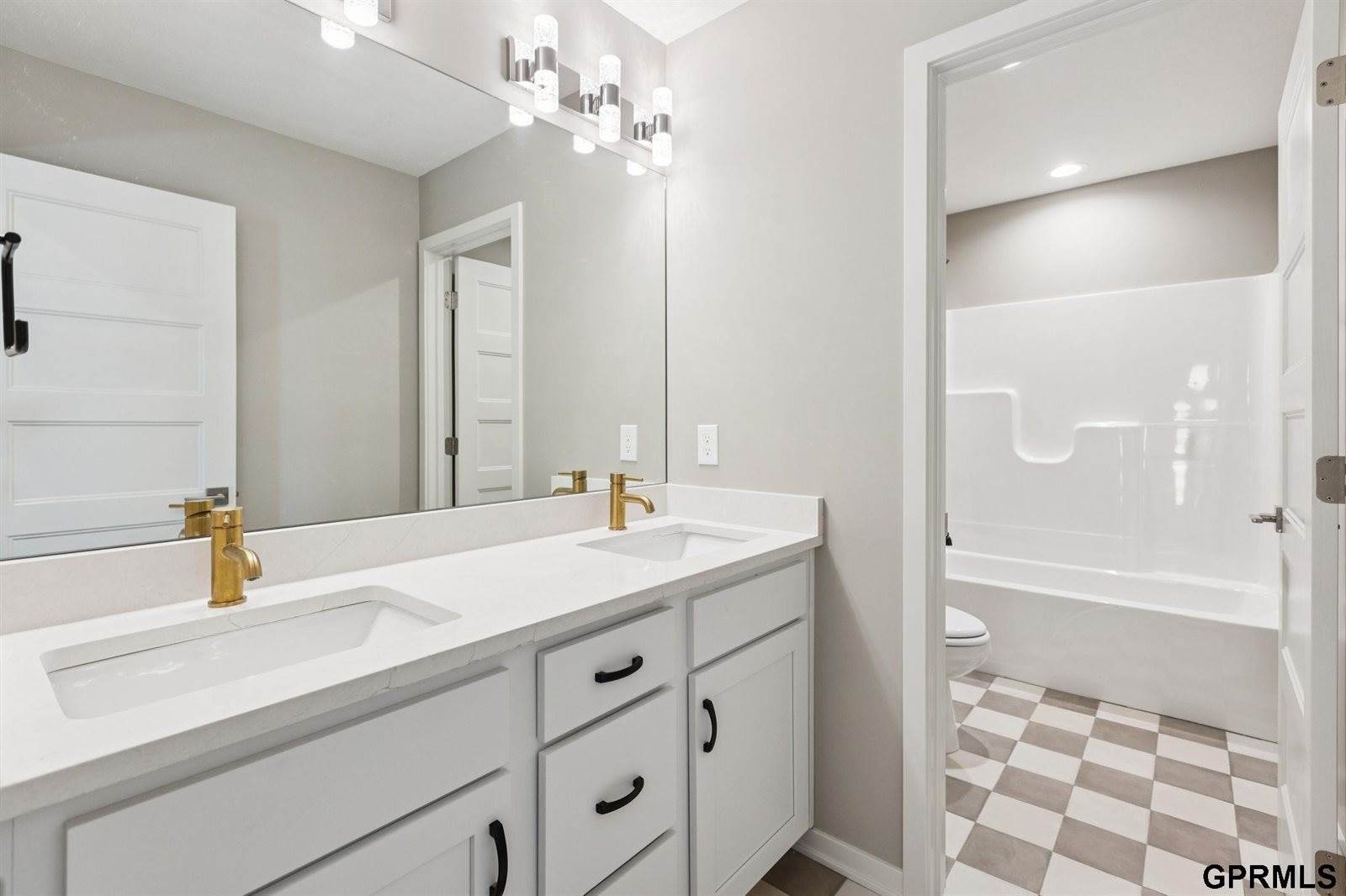 21150 Hartman Avenue, Elkhorn, NE 68022