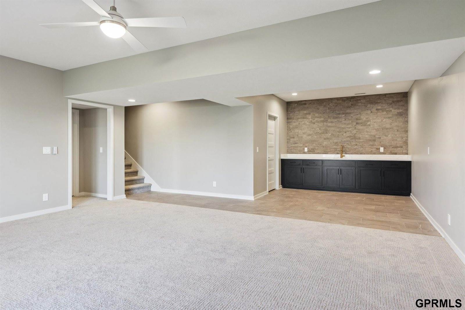 21150 Hartman Avenue, Elkhorn, NE 68022