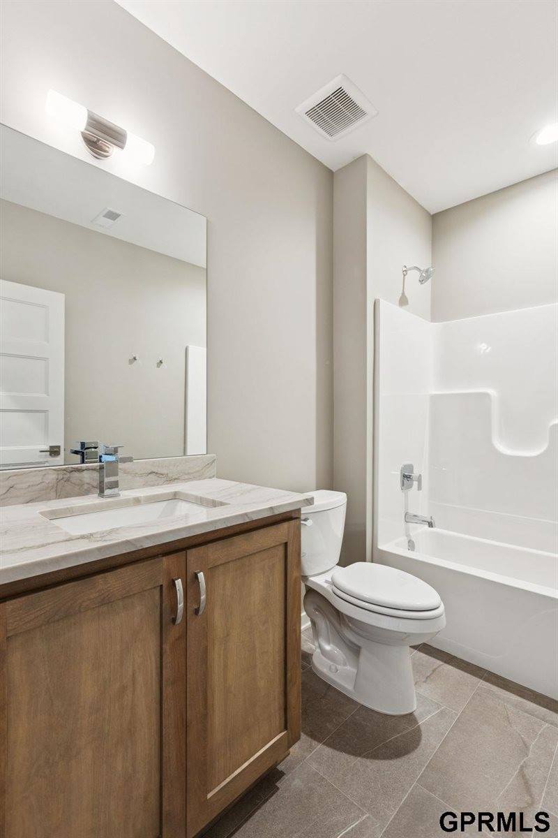 21150 Hartman Avenue, Elkhorn, NE 68022