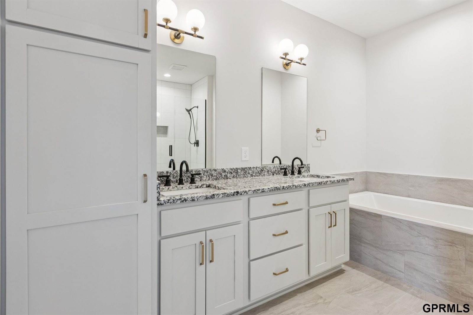 21138 Hartman Avenue, Elkhorn, NE 68022