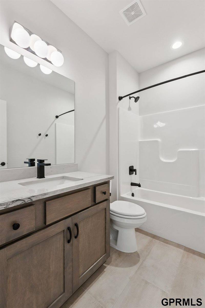 21138 Hartman Avenue, Elkhorn, NE 68022