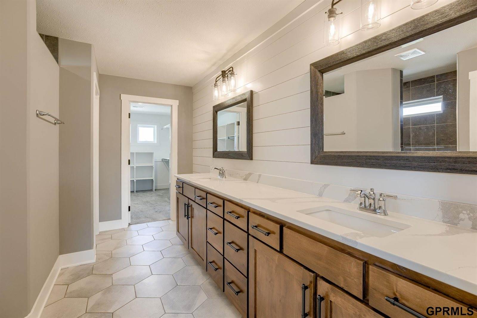 11313 Sunburst Drive, Papillion, NE 68046