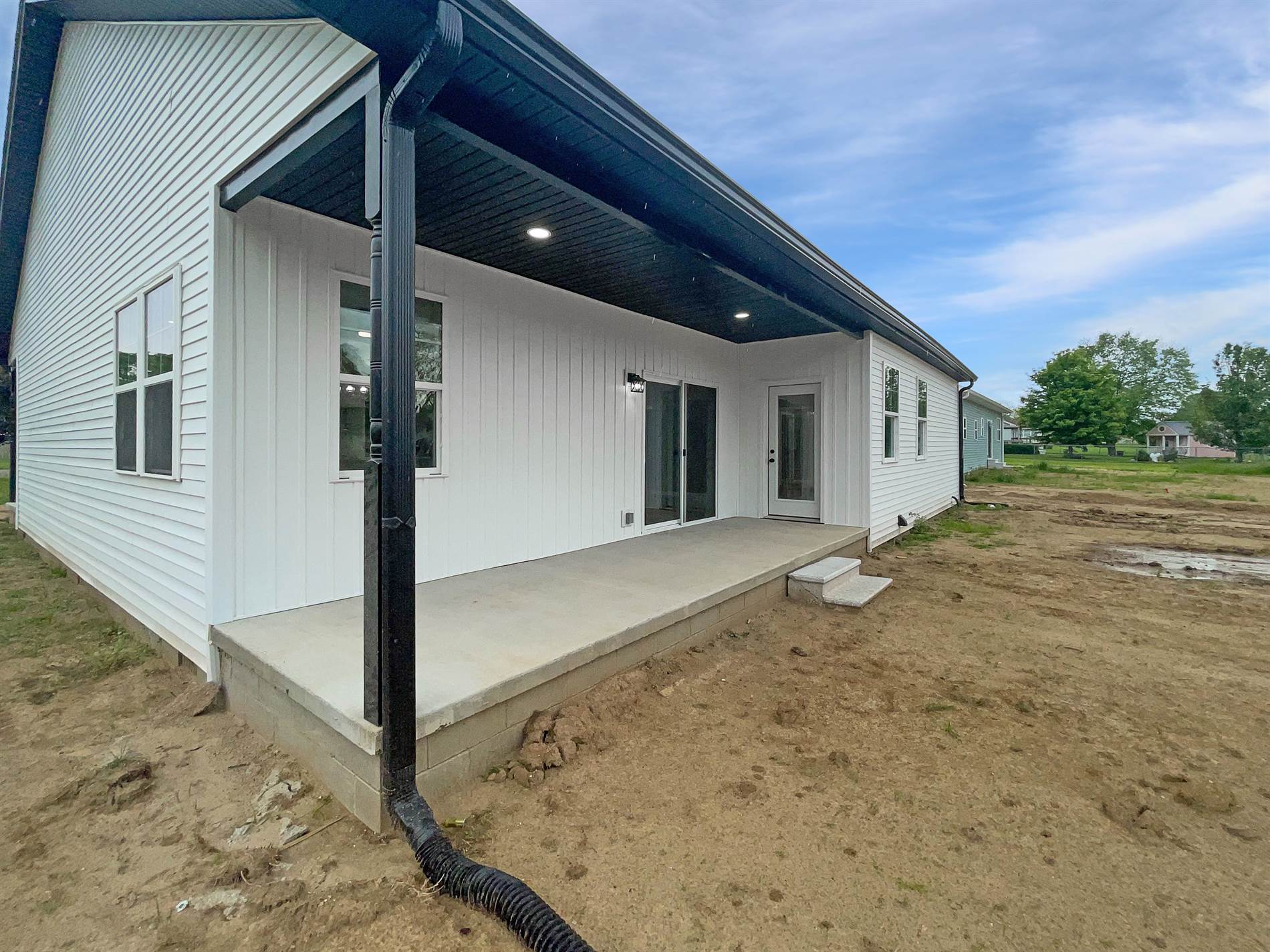 1162 W Ewing St, Clinton, IN 47842