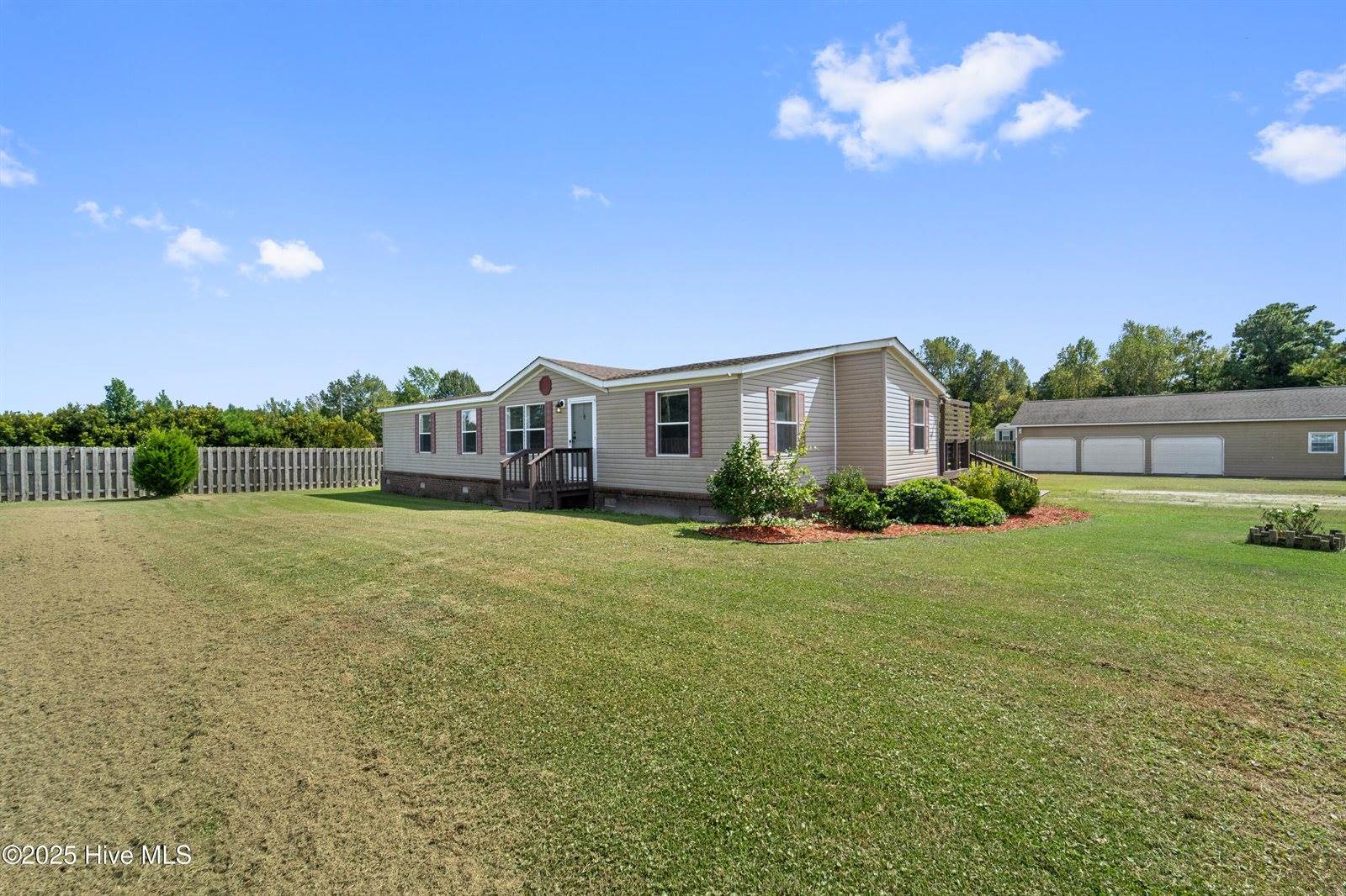 113 Old Hawkins Road, Hubert, NC 28539