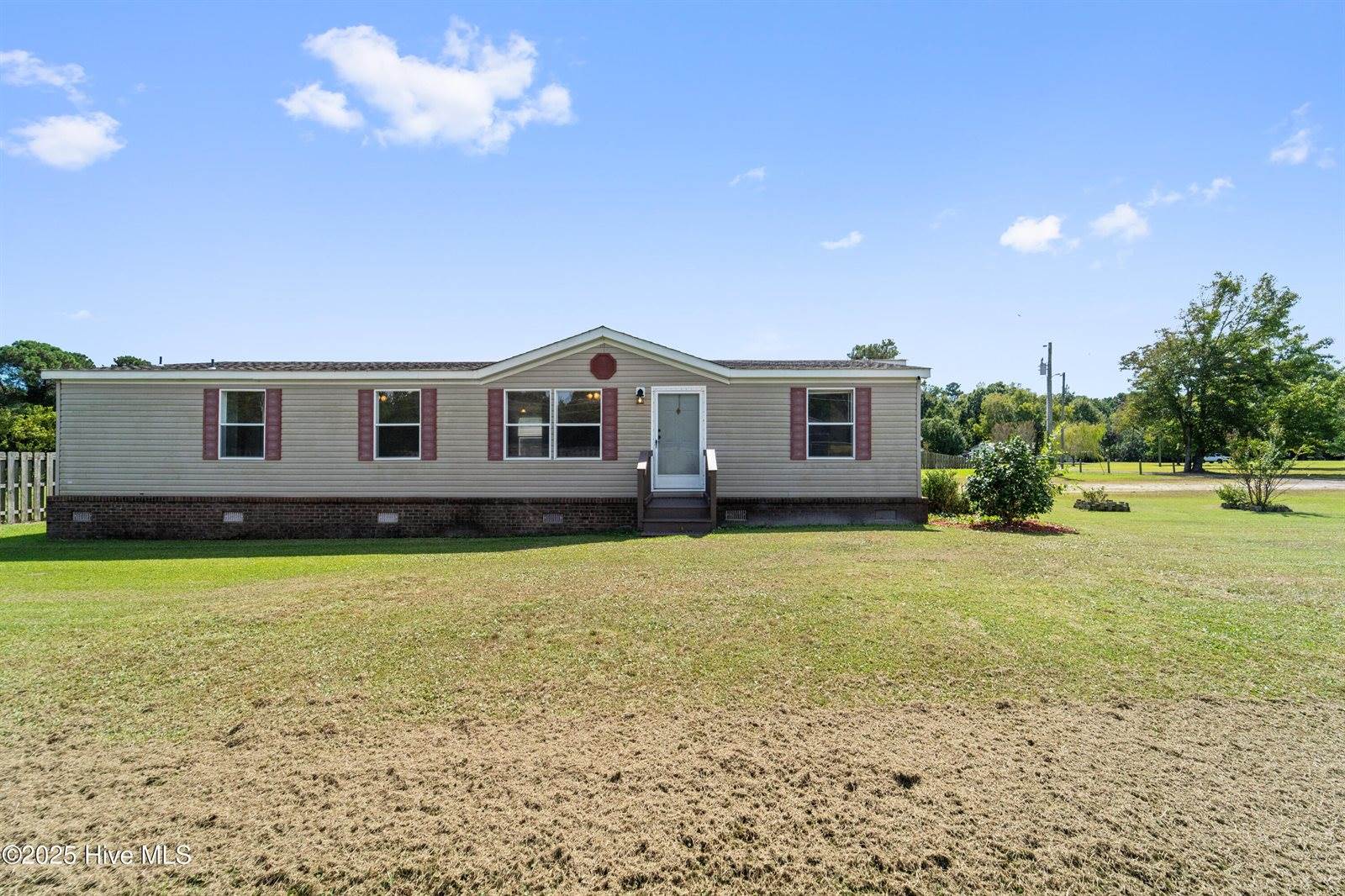 113 Old Hawkins Road, Hubert, NC 28539