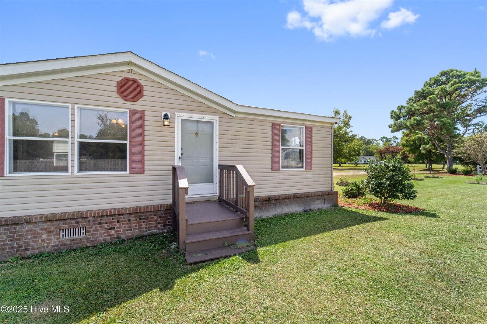 113 Old Hawkins Road, Hubert, NC 28539