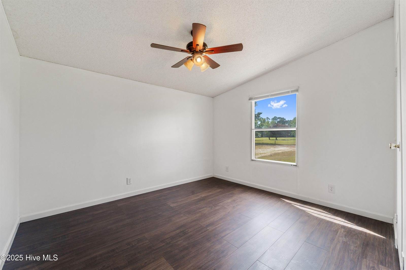 113 Old Hawkins Road, Hubert, NC 28539