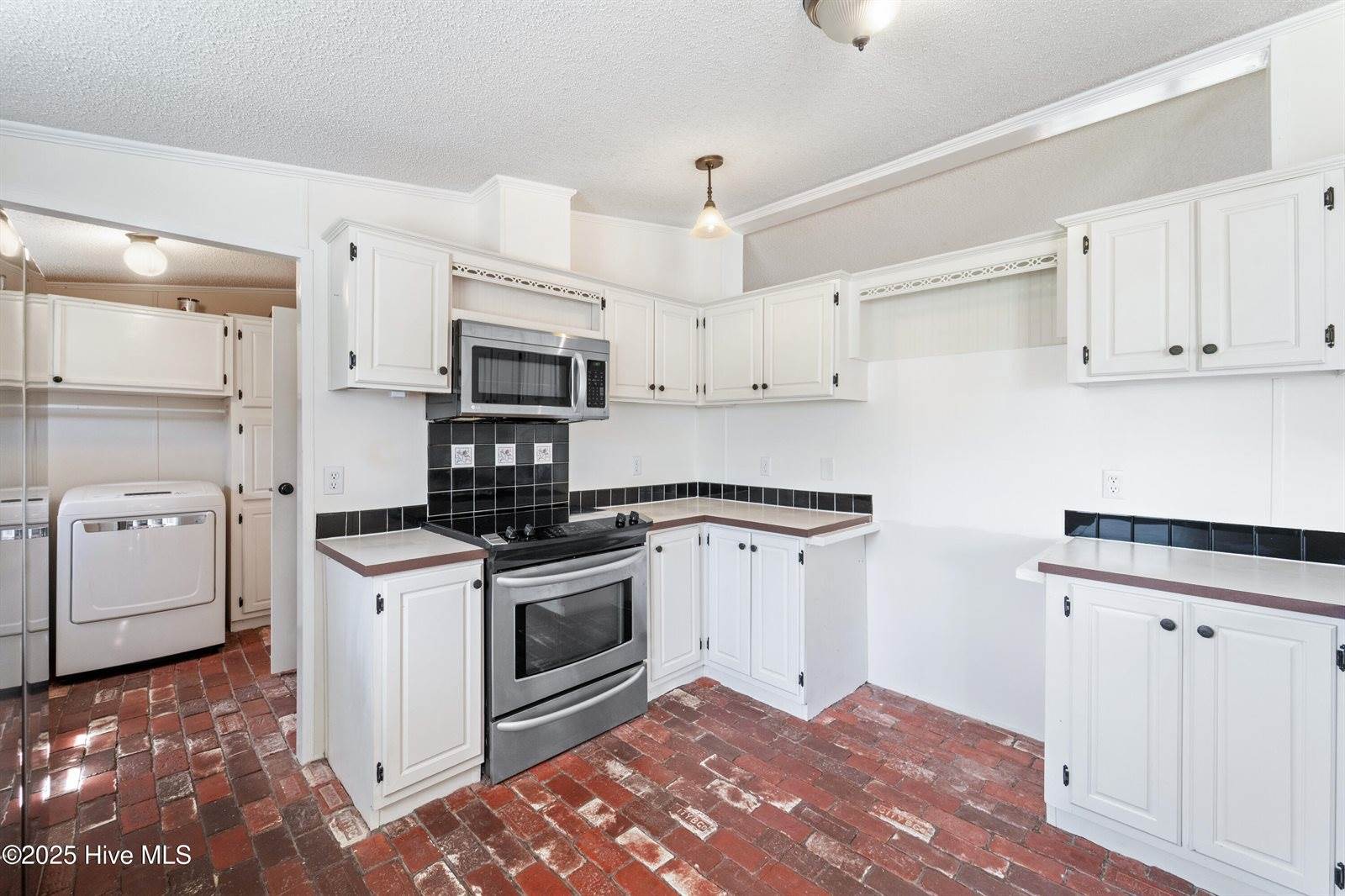 113 Old Hawkins Road, Hubert, NC 28539