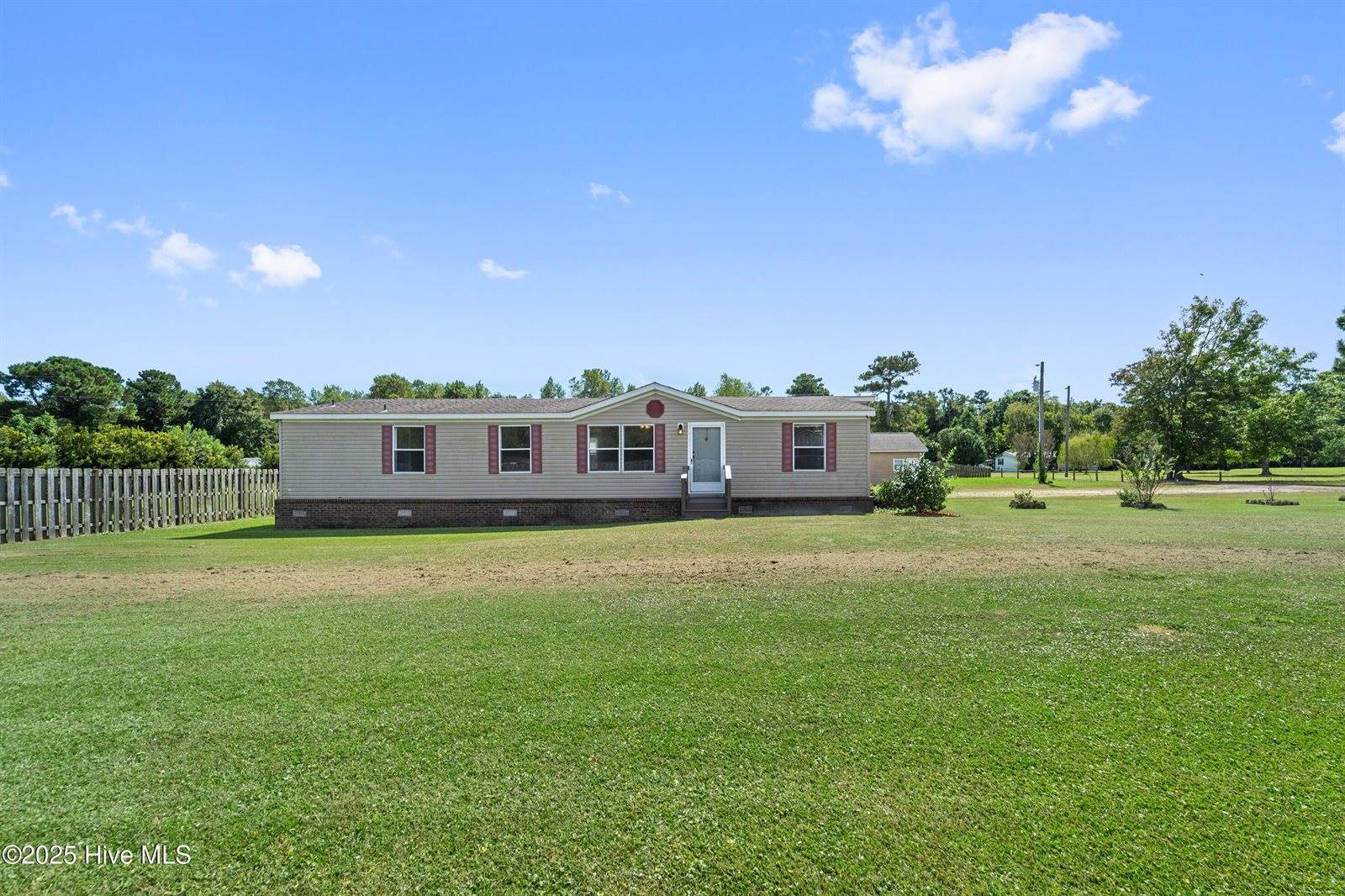 113 Old Hawkins Road, Hubert, NC 28539