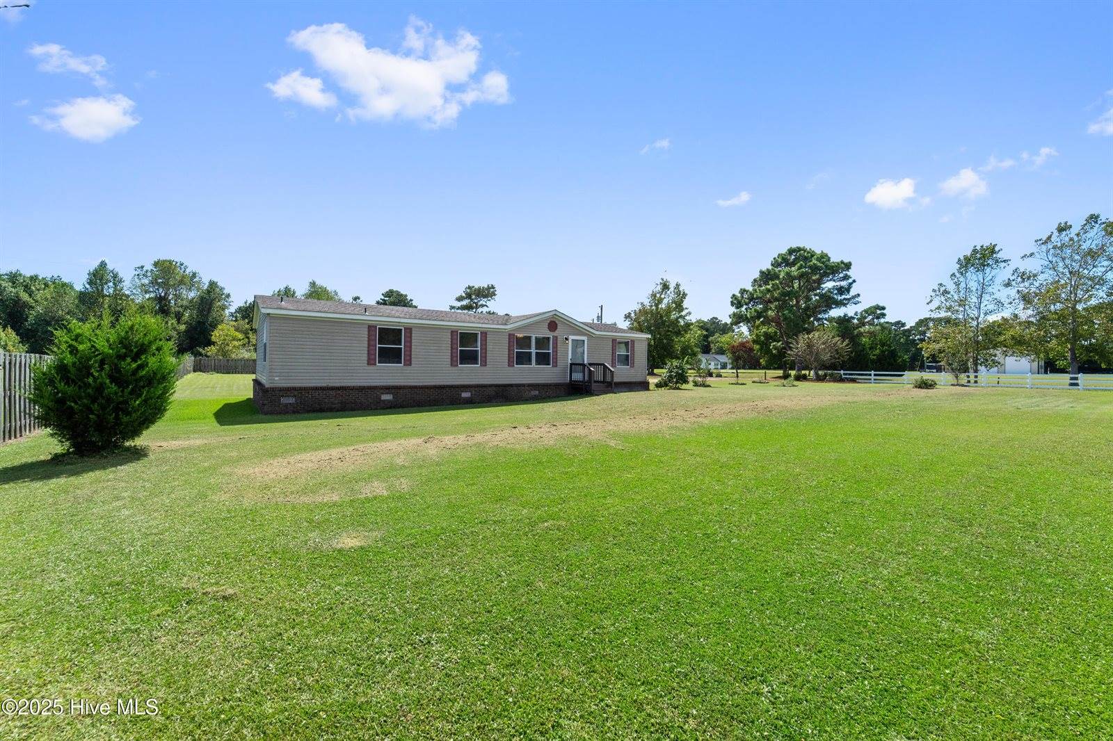 113 Old Hawkins Road, Hubert, NC 28539