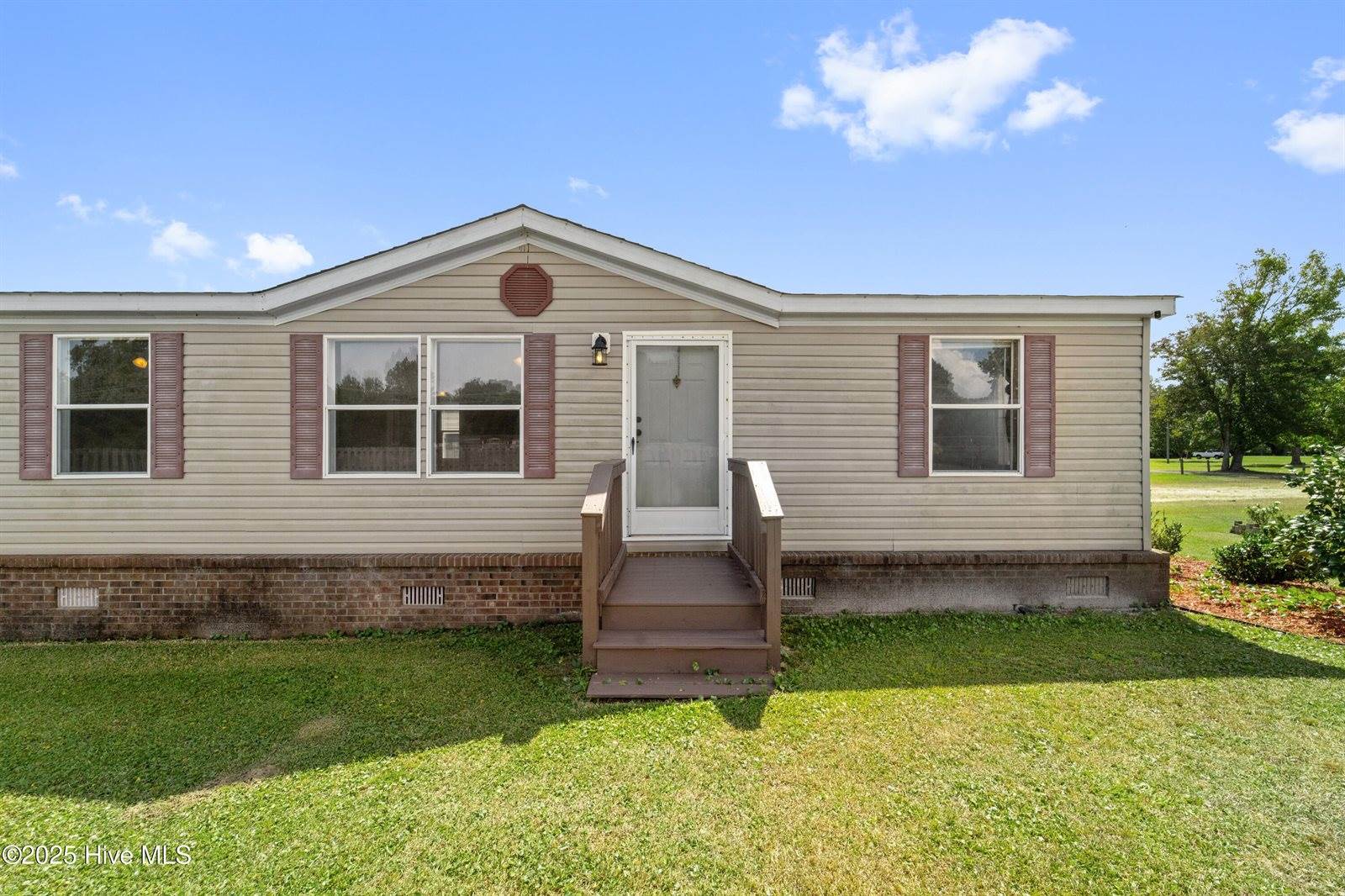 113 Old Hawkins Road, Hubert, NC 28539