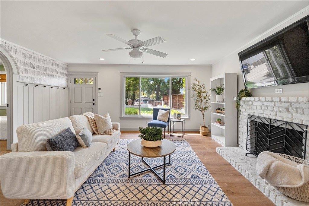 22403 Los Rogues, Saugus, CA 91350