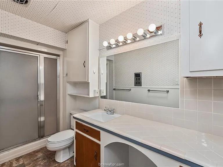 902 Holik Drive, College Station, TX 77840