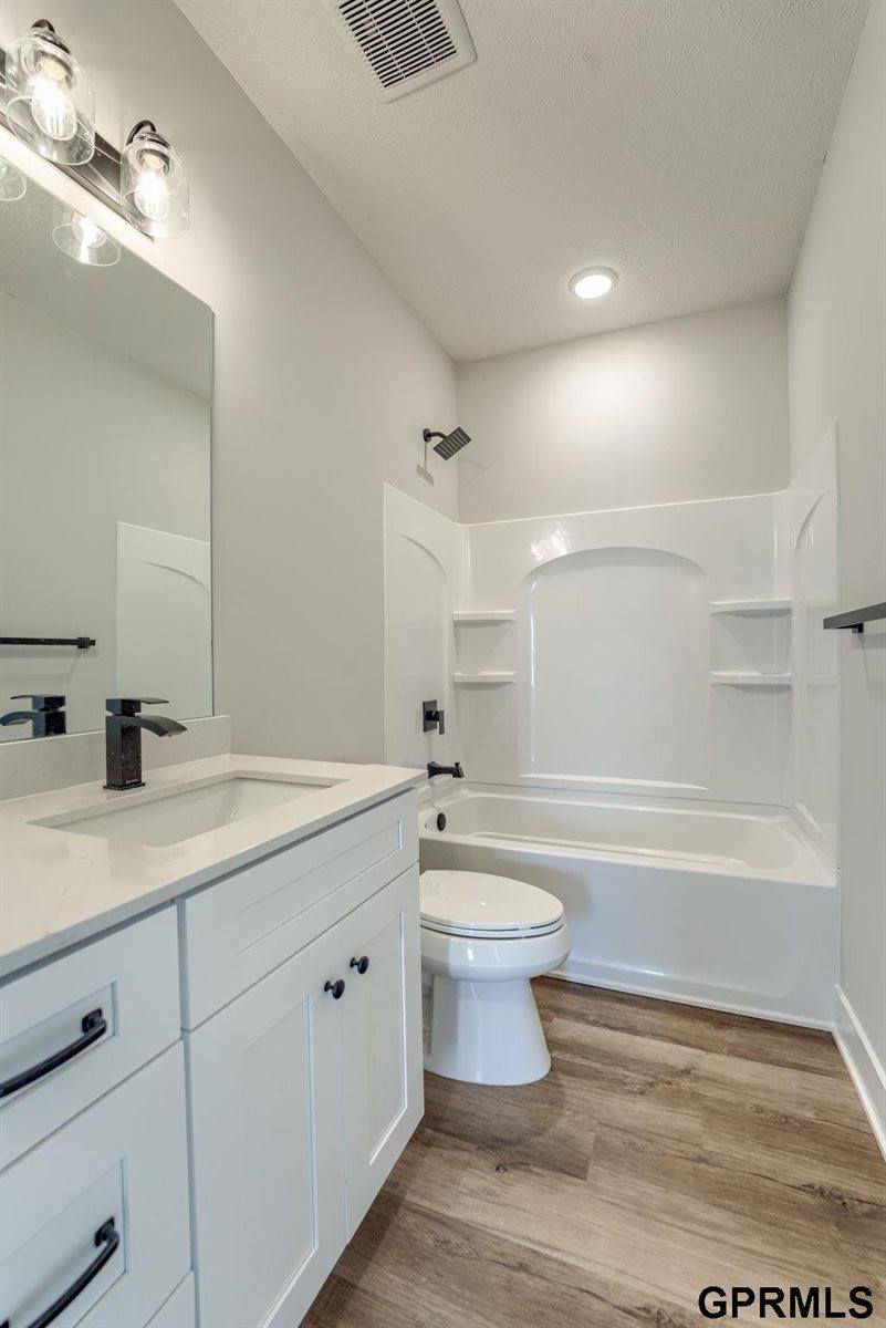 20605 Woodridge Drive, Gretna, NE 68028