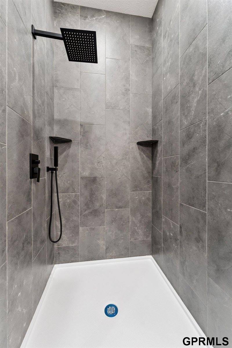 18307 Birch Avenue, Omaha, NE 68136