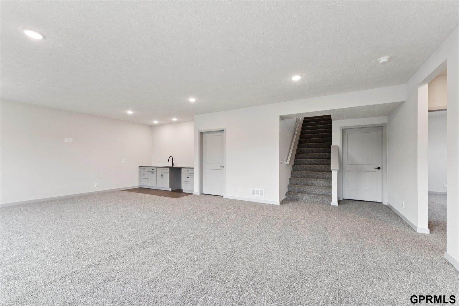 18307 Birch Avenue, Omaha, NE 68136