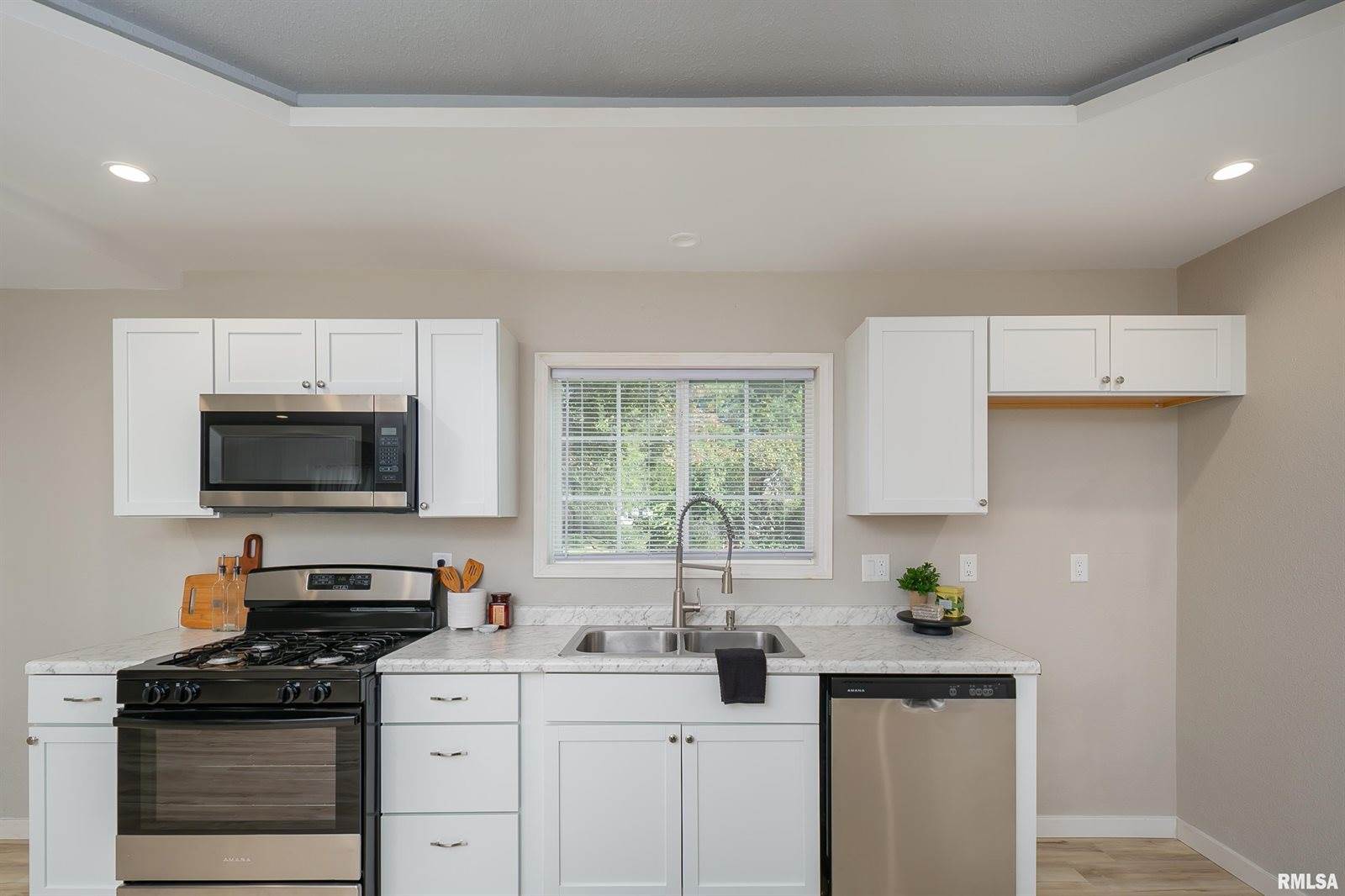 1824 25TH Avenue, Moline, IL 61265