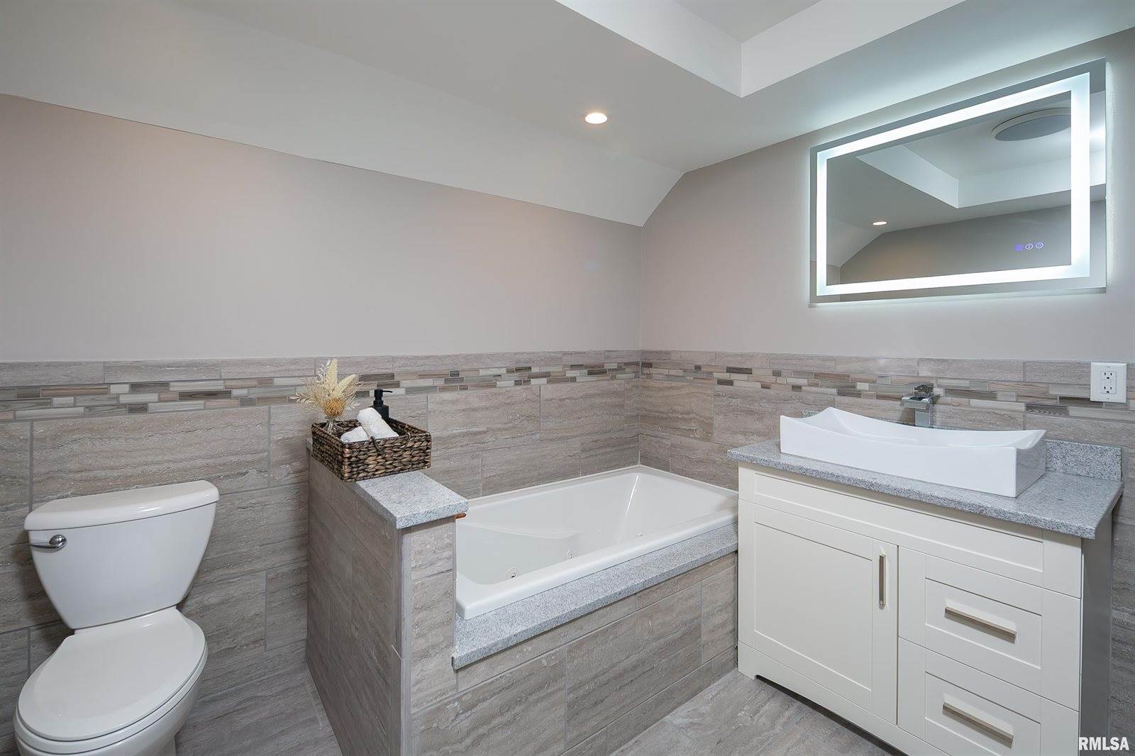 1824 25TH Avenue, Moline, IL 61265