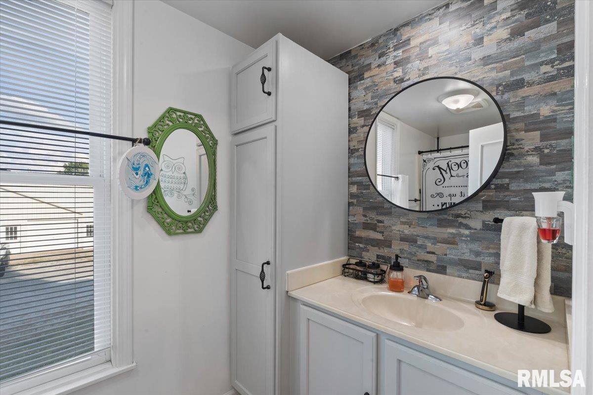 12505 70TH Avenue, Blue Grass, IA 52726