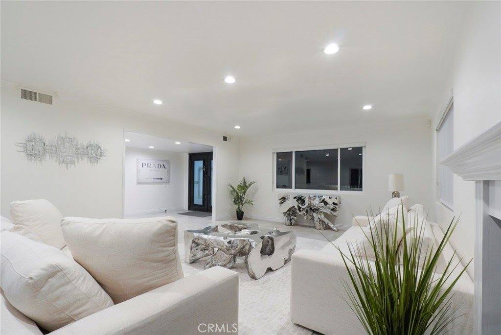 3381 Oakmont View, Glendale, CA 91208