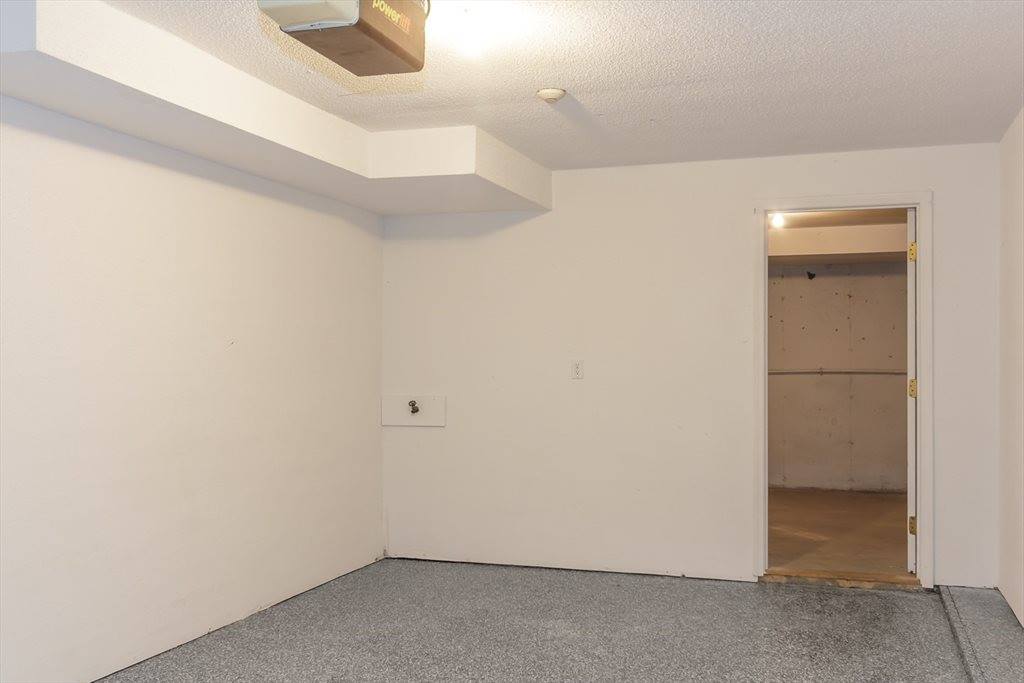 95 Tennis Plaza Rd, Dracut, MA 01826