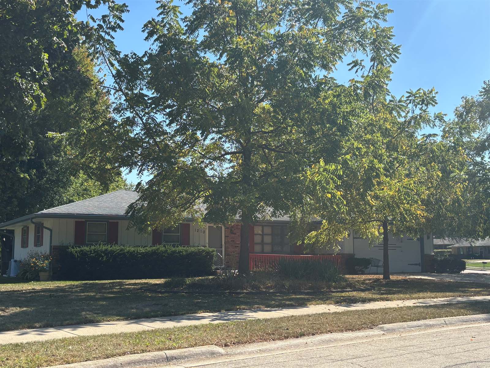 1210 Woodridge Dr., Rockford, IL 61108